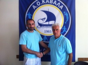 Ο Τρ. Παρμαξίδης δίνει τα χέρια με τον τεχνικό διευθυντή του ΑΟΚ, Στ. Κατρακυλάκη