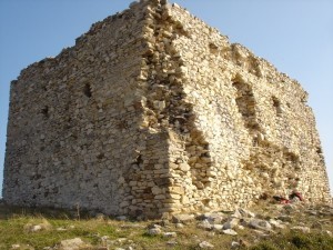 . Το Βυζαντινό φυλάκιο μεταξύ των οχυρών Β και Γ, σε σχετικά καλή κατάσταση (ακόμη). Καταστράφηκε όμως μεγάλο τμήμα της έξοχης οροφής του.