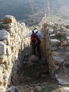 Διάσπαρτα υπολείμματα οχυρώσεων διαφόρων εποχών. Το διπλό αυτό τείχος κατασκευασμένο από τους Βυζαντινούς, ασφαλίζει την πόλη από τα ανατολικά και βρίσκεται δίπλα στο Βυζαντινό φυλάκιο.