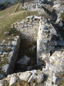Η πρώτη οχυρωματική γραμμή με ενισχυμένες θέσεις μάχης που προσέφεραν προστασία από τα εχθρικά πυρά.