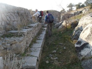 Η κατασκευή των σκαλοπατιών προσέφερε δυνατότητες κάλυψης σε διάφορες βαθμίδες. Εντυπωσιάζουν  η διατήρηση και τα υλικά κατασκευής τους.